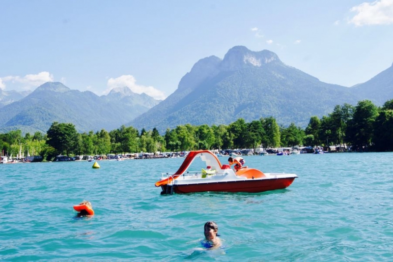 idées evjf annecy - balade en pédalo annecy