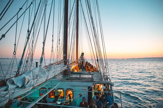 idées evjf lisbonne - balade en bateau lisbonne