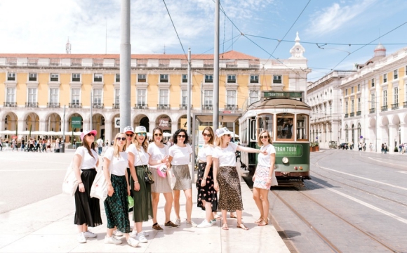 idées evjf lisbonne - visite guidée lisbonne avec un tramway