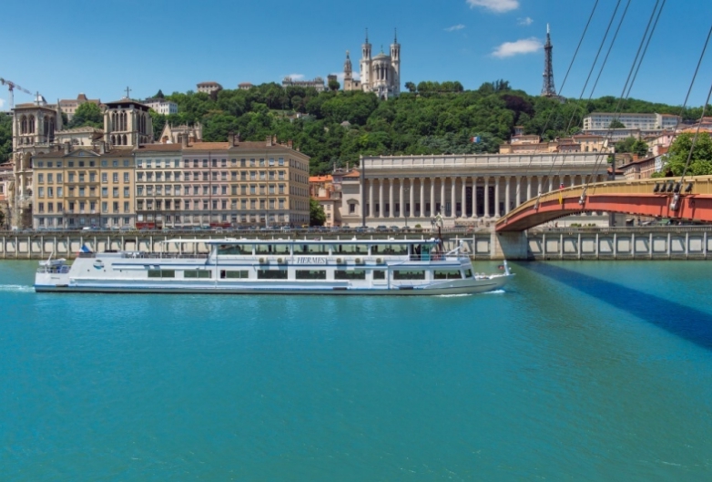 idées evjf lyon - diner sur la saone