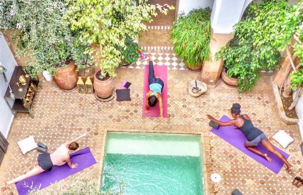 idées evjf marrakech - cours de yoga dans un riad à marrakech