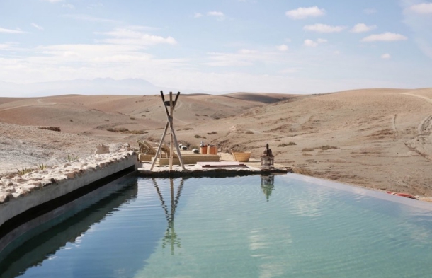 idées evjf marrakech - piscine dans le désert de marrakech