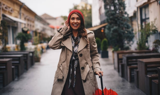 femme dehors sous la pluie avec parapluie rouge