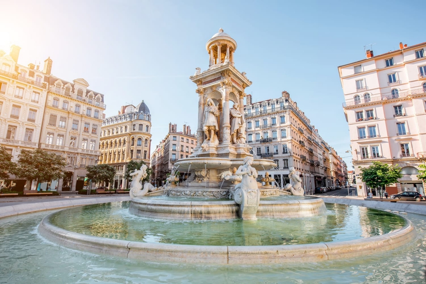 fontaine a la place des jacobins a lyon