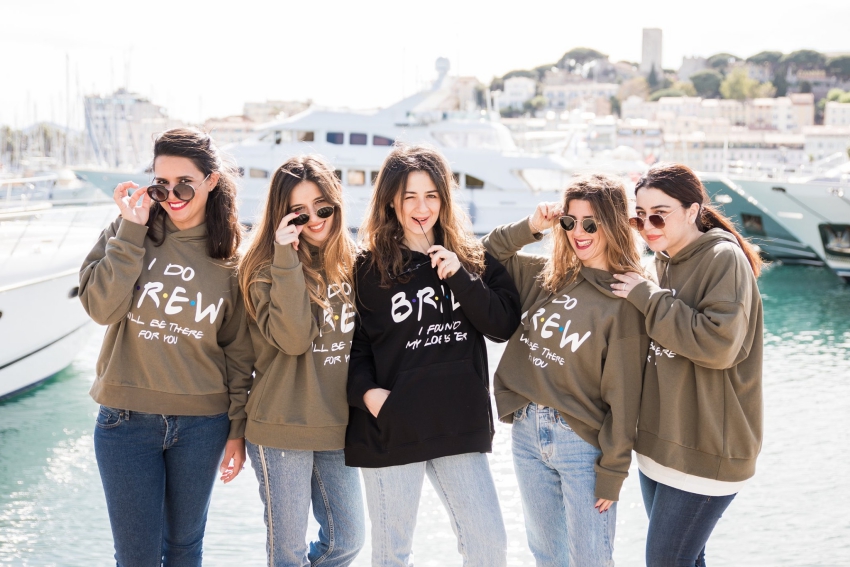 groupes de copines sur le port de cannes