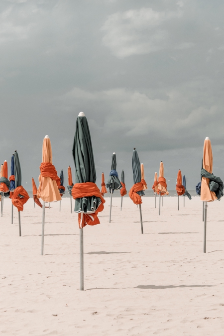 parasols sur la plage de deauville