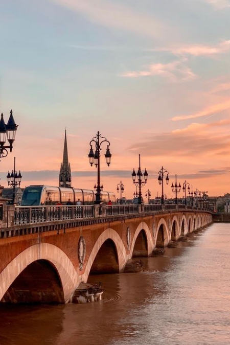 pont de bordeaux au coucher du soleil