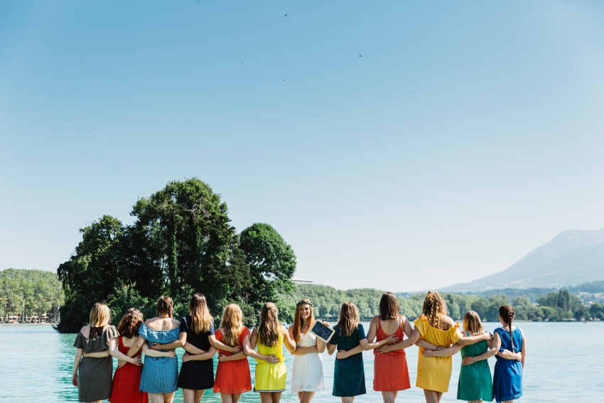 un groupe de filles au bord du lac dannecy