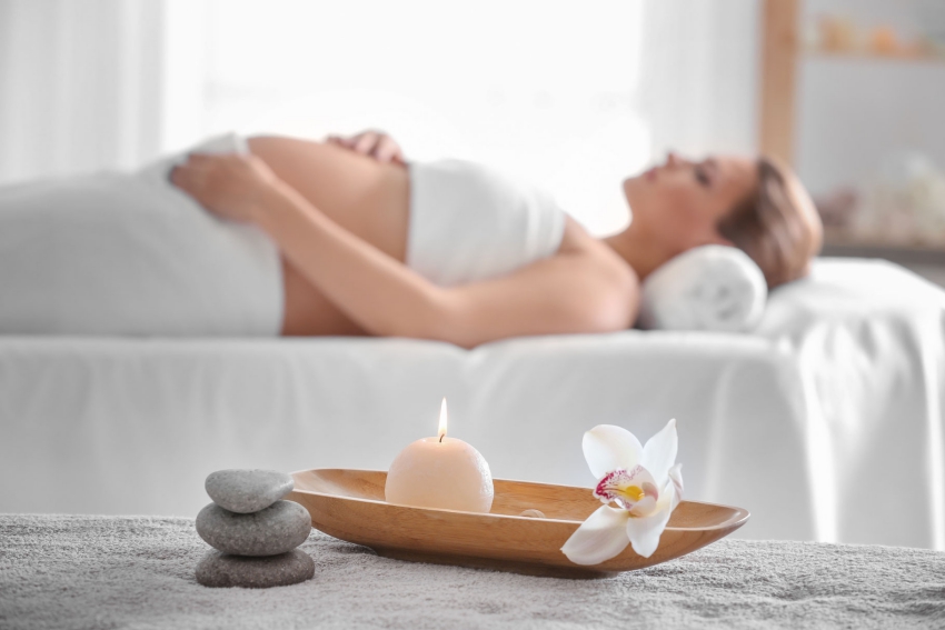 une femme enceinte dans un spa