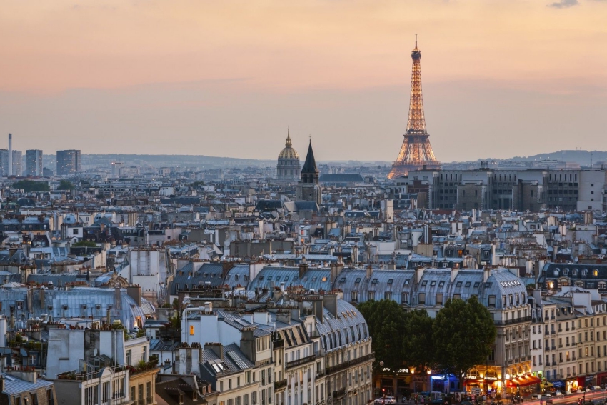 une vue sur paris et la tour eiffel depuis un rooftop