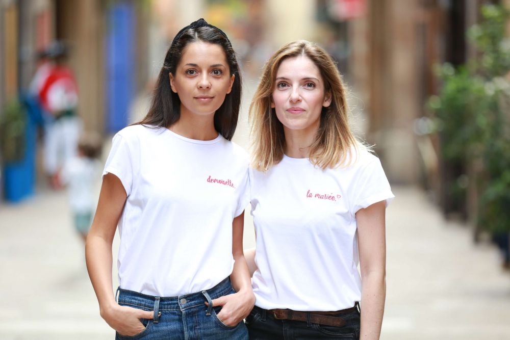 copines avec un tee shirt la mariée