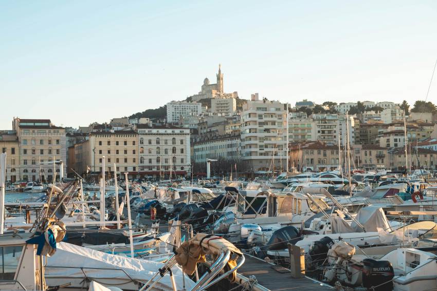 balade sur le vieux port de marseille pendant un evjf