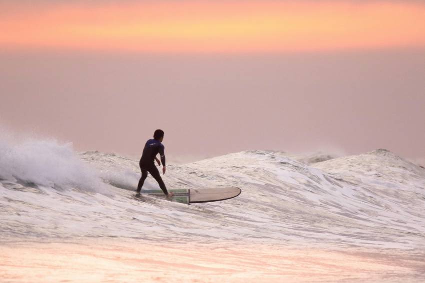 prendre un cours de surf pendant un evjf a lisbonne