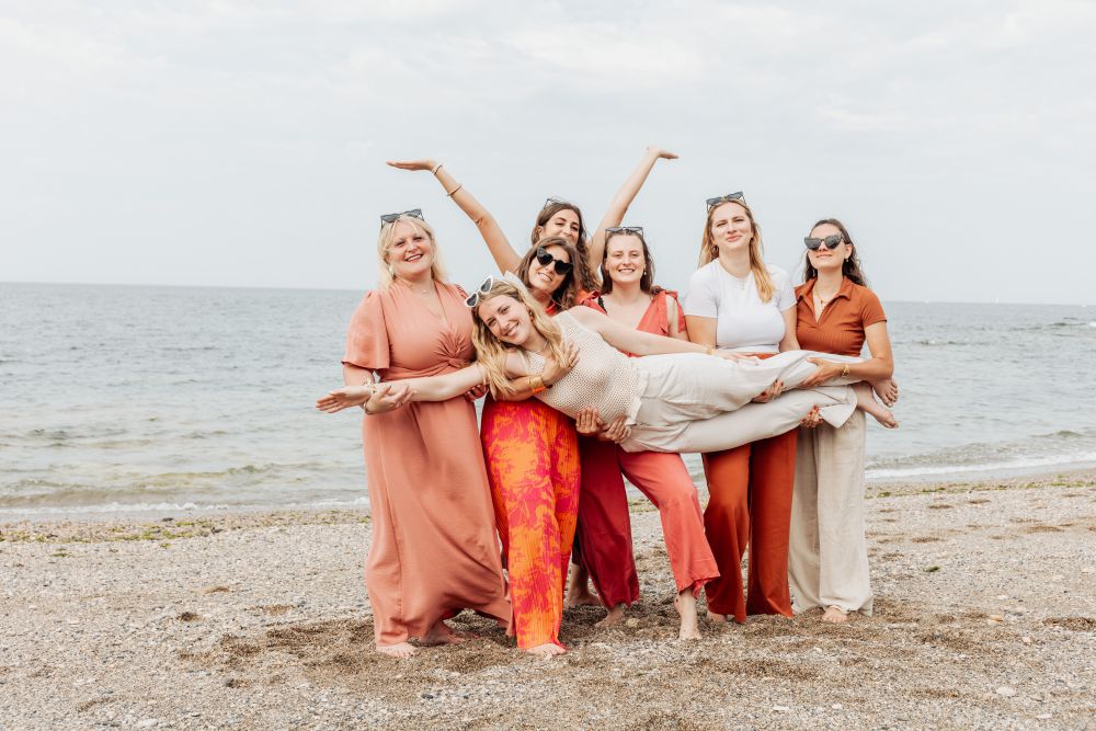 groupe de copines qui fait un gage evjf