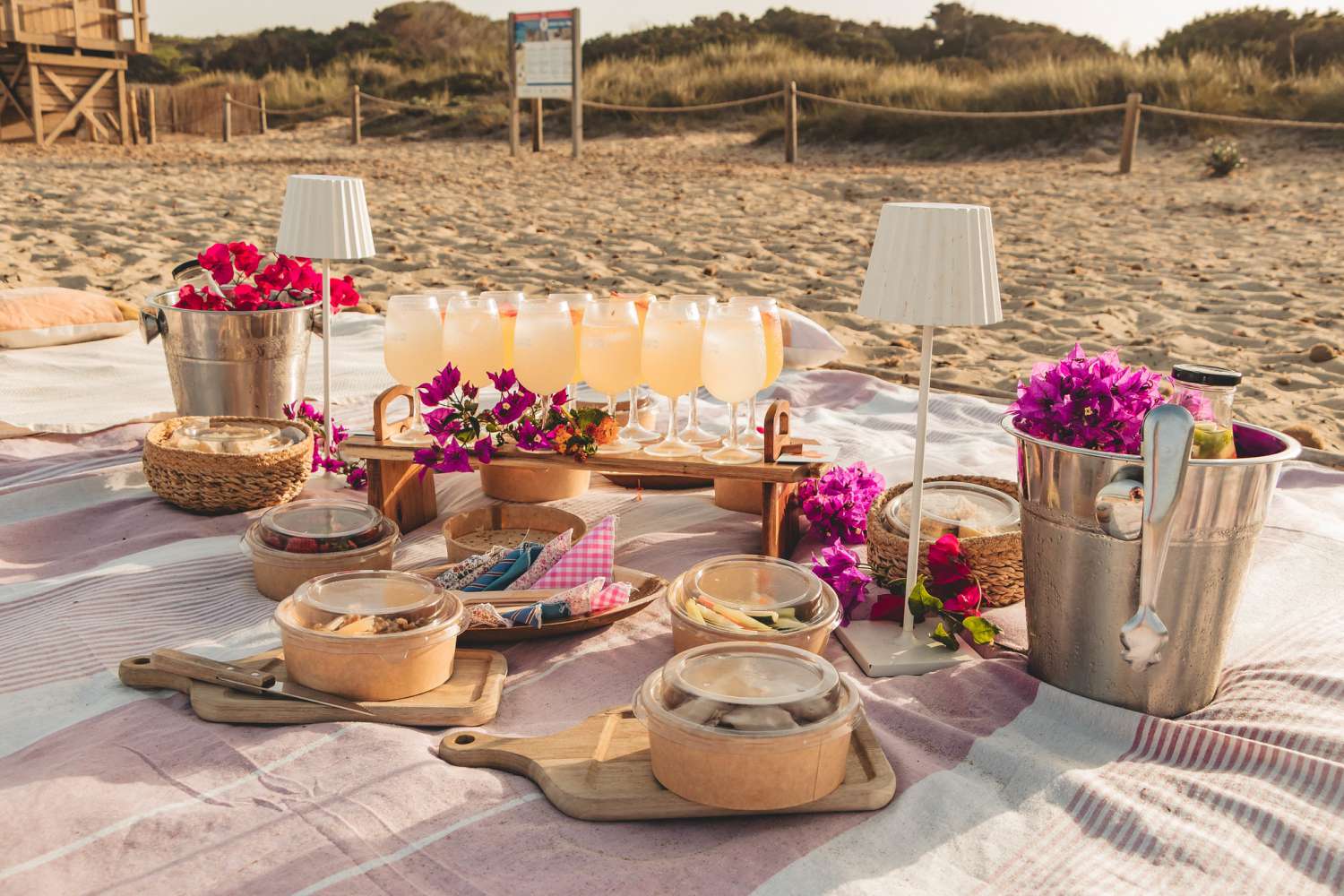 idee d'activité brunch sur la plage de lloret de mar pendant un evjf