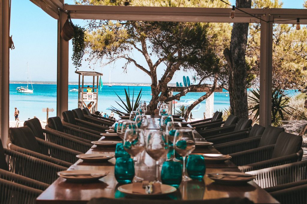 plus beau restaurant de plage à palma de majorque entre copines pendant un evjf